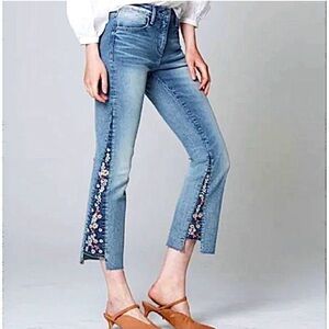 Driftwood Indie Berry Jam Floral Embroidered Jeans
Size 28